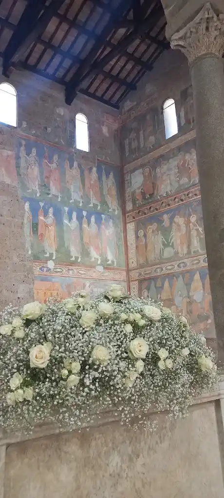 Composizione floreale davanti agli affreschi medievali