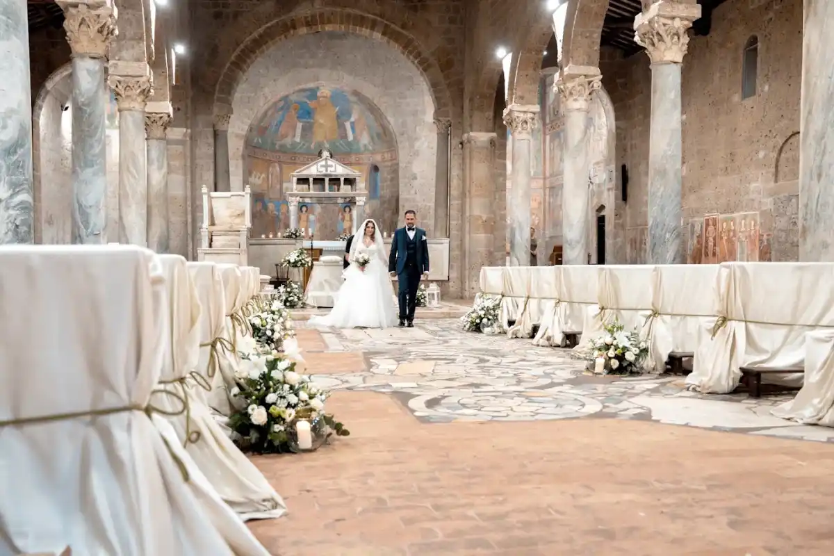 Gli sposi percorrono la navata della Basilica