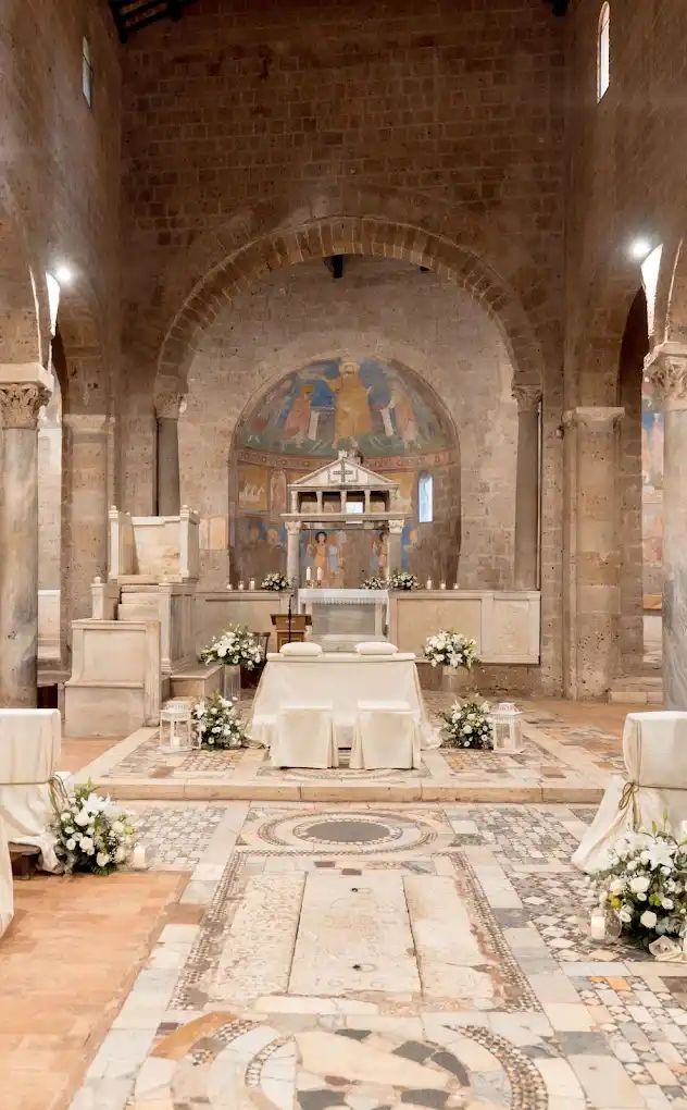 Altare della Basilica allestito per un matrimonio