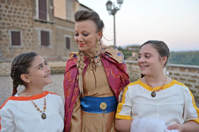Figuranti in costume nel borgo