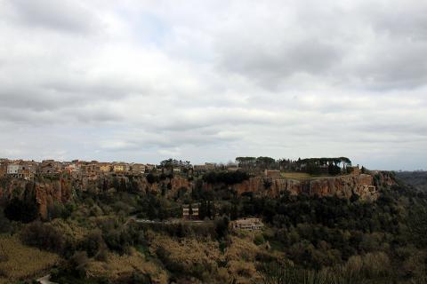 Percorso tra pareti tufacee e vegetazione