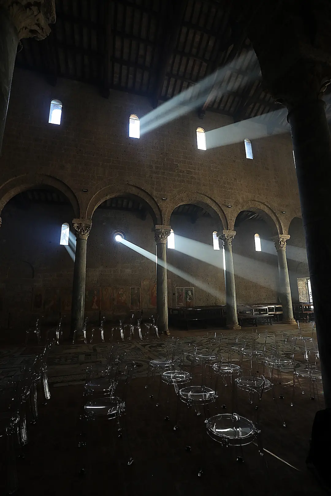 Fasci di luce attraversano la navata della Basilica