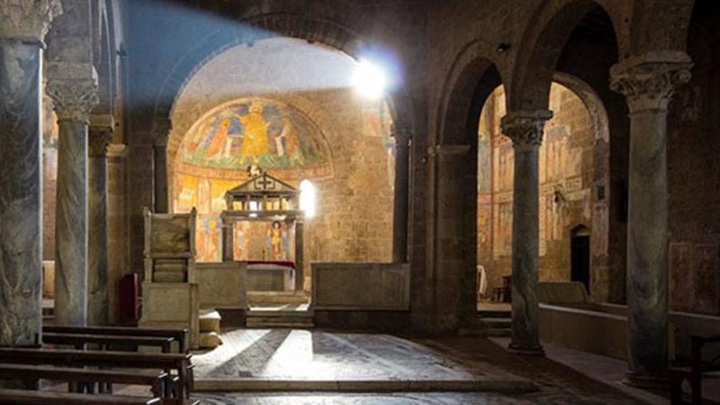 Fasci di luce del solstizio all’interno della Basilica di Sant’Elia